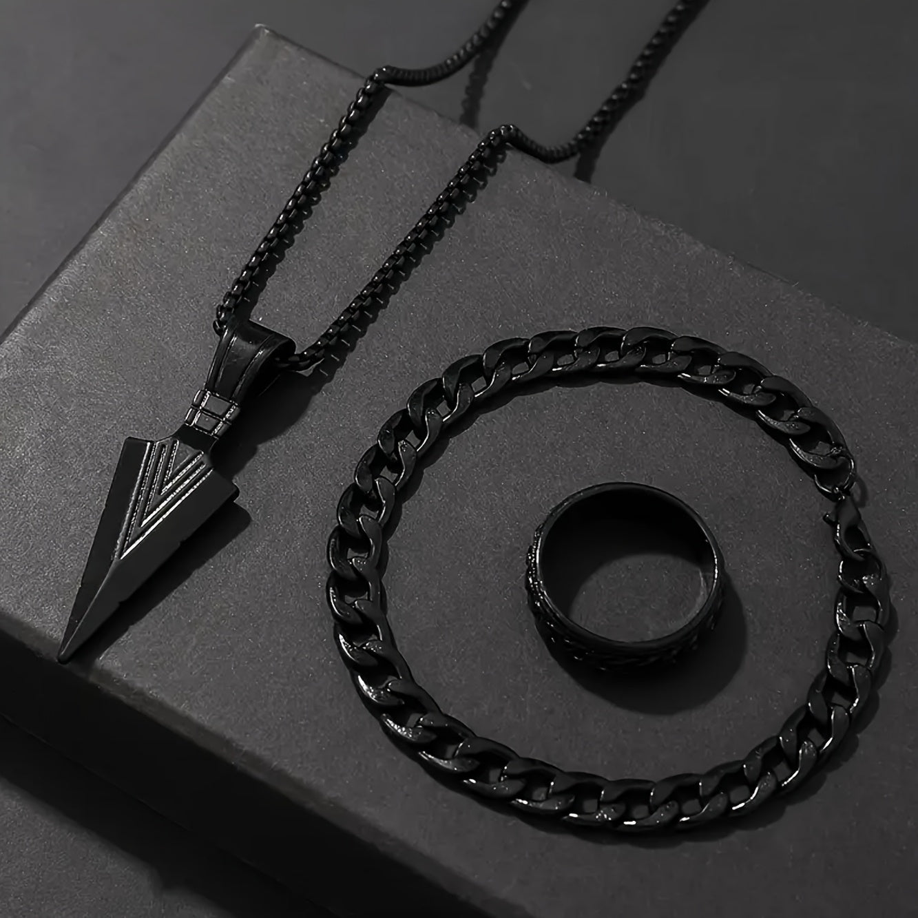 A 3pcs Arrow Jewelry Set for Men And Women, Including a Hip-Hop Chain, Bracelet, Ring, And Necklace.